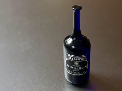 Flasche (Sherry, Harveys Bristol Cream). Glas/Papier. Handarbeit/England