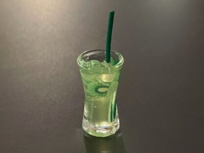 Kiwidrink mit Eiswürfeln und Trinkhalm. Glas/Kunststoff.