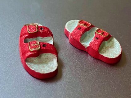 Sandalen (rot). Kunstharz.