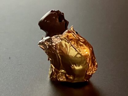 Lindt-Hase "angeknabbert". Handarbeit/England.