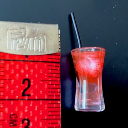 Erdbeerdrink mit Eiswürfeln und Trinkhalm. Glas/Kunststoff. - Image 2