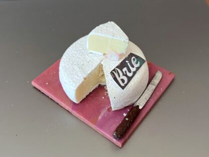 Käse (Brie) auf Brett (Marmorimitation). Handarbeit/England. Einzelstück.