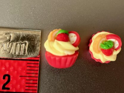 2 Cupcakes (Erdbeer/Orange). Handarbeit. - Image 2