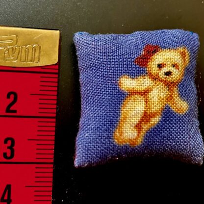 Bärenkissen (1 Teddy, mittelblauer Grund). Handarbeit/England.