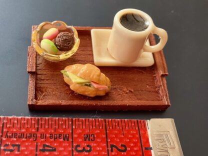 Tablett mit Kaffee Sandwich und Minidonuts. Handarbeit. - Image 2