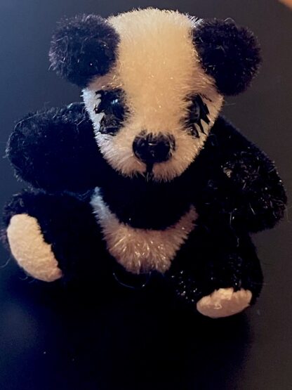 Miniaturteddy (Panda, Plüsch). Handarbeit.