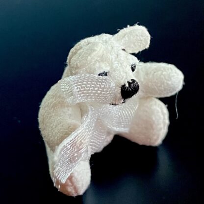 Miniaturteddy (Wildleder, weiss). Handarbeit.