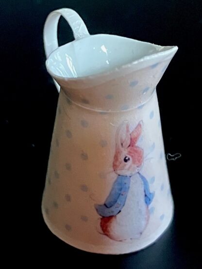 Wasserkrug Peter Rabbit gross. Hellrosa mit blauen Punkten. Handarbeit/Spanien.